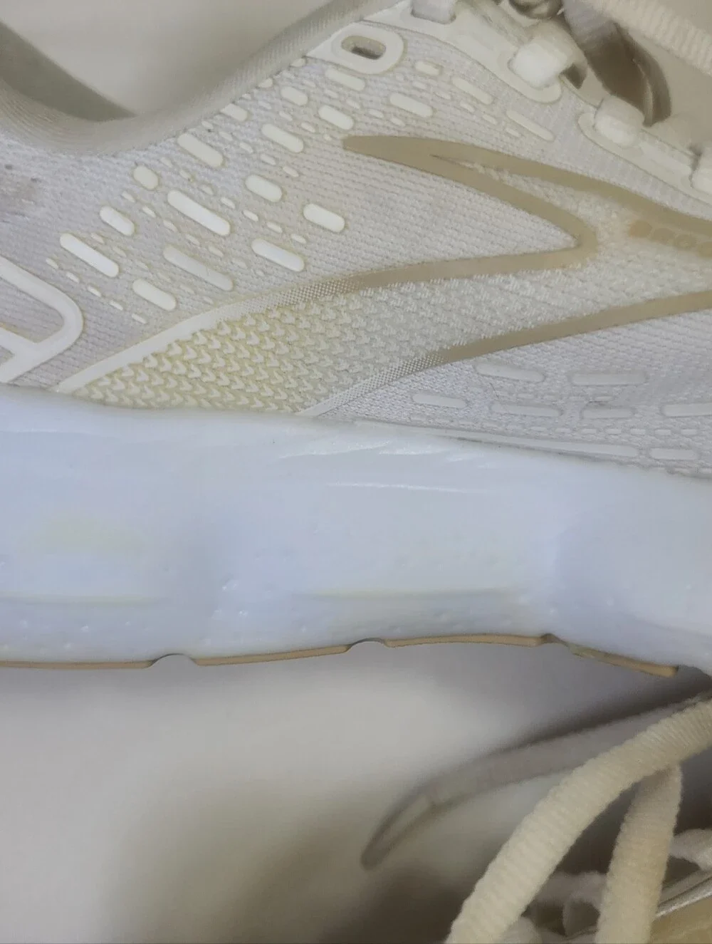 Brooks Women's Glycerin 20 White Gold Running Sneakers Shoes Size 5 Medium (B)